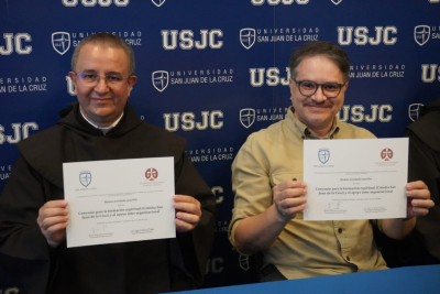 La firma del convenio la realizaron Eddy José Cuevas (rector de la universidad) y Fr. Edgardo Hernández (provincial de los Carmelitas Descalzos).