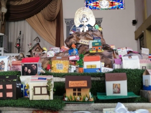 Parroquia de Hatillo hizo un altar lleno de casitas para La Negrita