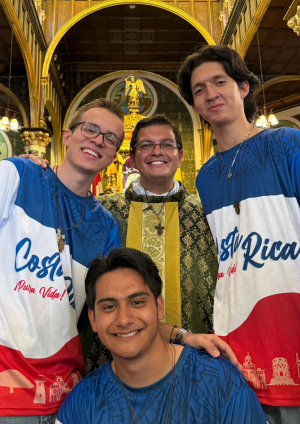 Carlos, Dereck y Róger junto al Padre Janne, quien los animó a confiar en Dios para ir al Jubileo de los Jóvenes.
