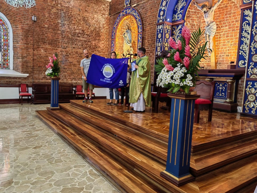 La parroquia de Zapote ondea con orgullo su Bandera Azul Ecológica.