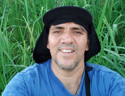 El Padre Henry Noé se levanta a las 4 a.m., reza y se va a la huerta a mantener sus cultivos. A las 8 a.m. ya está atendiendo en la Oficina Parroquial.