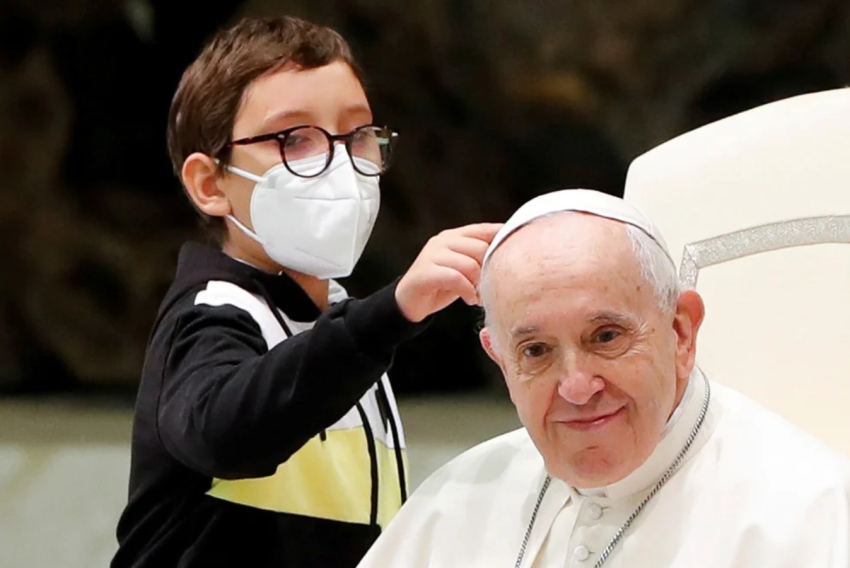 Este niño con TEA tenía mucha curiosidad por el solideo del Papa. Al final el Papa le regaló uno.
