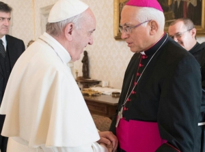 Aquí junto al Papa Francisco, a quien presenta su renuncia como lo dispone el derecho canónico.