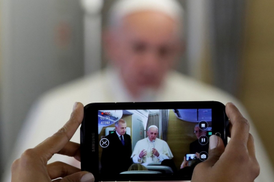 Según el Papa, al periodismo se llega no tanto eligiendo una profesión como embarcándose en una misión.