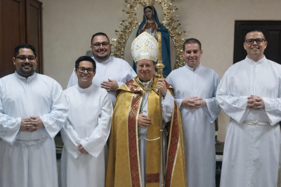 De derecha a izquierda: Jorge Andr&eacute;s, Alejandro Jes&uacute;s, Mons. Jos&eacute; Rafael Quir&oacute;s, Franklin, Roger Isaac y Michael Josu&eacute;.