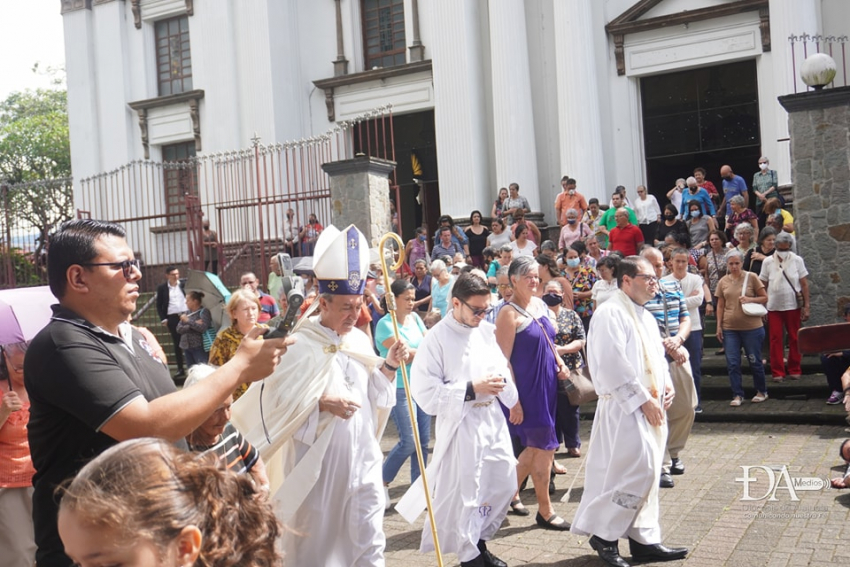 Monseñor Bartolomé Buigues, sacerdotes y laicos el día de la fiesta patronal en honor a Nuestra Señora del Pilar.