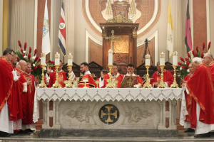 Obispos concelebrantes de la Santa Eucaristía. Fotos D. Solano.