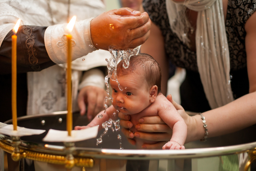 ¿Se debe bautizar al hijo cuando los papás son de diferente religión?