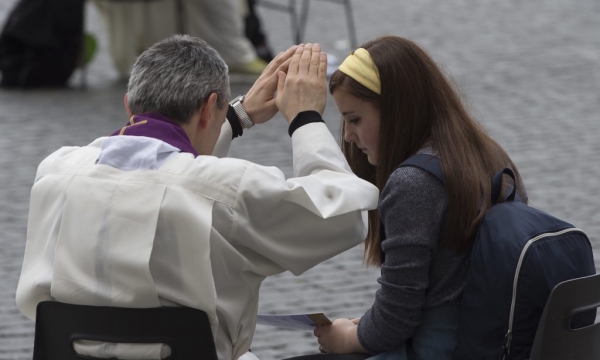 Absolución ¿Por qué el sacerdote impone las manos en la absolución?