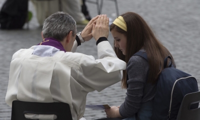 ¿Por qué el sacerdote impone las manos en la absolución?