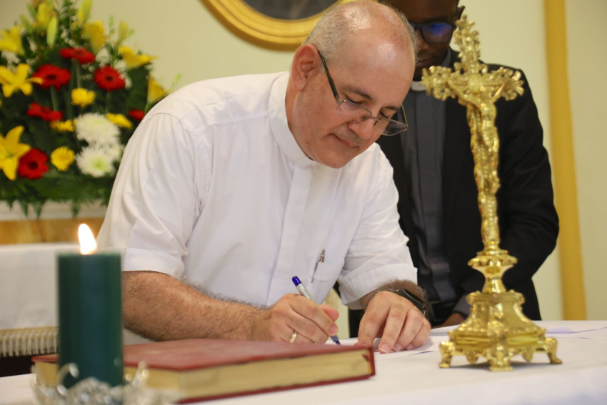 Profesión de fe y juramento de fidelidad del nuevo obispo de Puntarenas