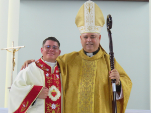 El Padre Albán junto a su obispo Monseñor Juan Miguel Castro.