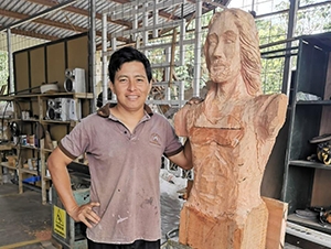 Guatuseño aprovechó confinamiento para tallar escultura