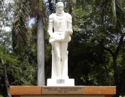 Monumento y sepultura de Francisco Hernández de Córdoba (+1526), en la “Plaza Mayor” de León Viejo, Nicaragua.