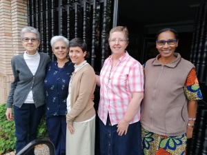 Maureen, al centro, junto a sus compañeras del Consejo Provincial del Europa de las misioneras combonianas.