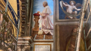 La venerada imagen de la Virgen del Buen Consejo y el fresco del Papa Le&oacute;n reci&eacute;n develado en su santuario.