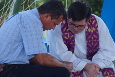 “¿Por qué confesar mis pecados a otro pecador?”