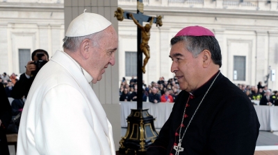 Monseñor Arizmendi junto al Papa Francisco, quien lo nombró nuevo cardenal de la Iglesia.
