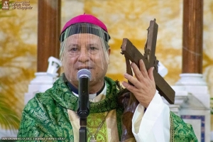 Mons. José Rafael Quirós abrazó la antigua imagen del Cristo Negro.