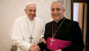 Monseñor Bruno Musaró junto al Papa Francisco.