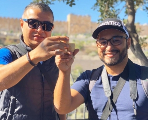 Jeison Granados y Christan “Kitoshi” Vargas, director y productor de San José TV, el canal de la Arquidiócesis de San José, respectivamente.