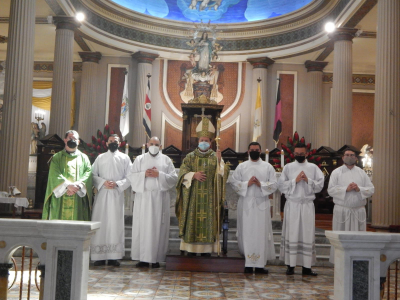 Los futuros diáconos junto a su obispo Mons. José Rafael Quirós.