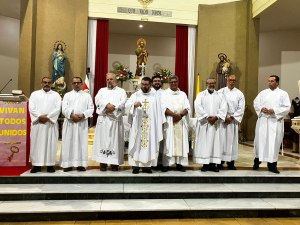 Los nuevos diáconos permanentes junto a sus esposas y sacerdotes formadores.