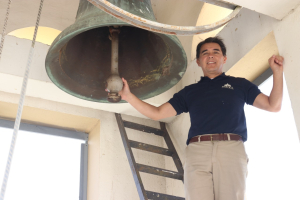 Marvin Meza, sacristán de la Basílica de los Ángeles, tiene 11 años de experiencia tocando las campanas del Santuario.