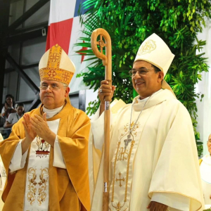 Mons. Saldaña, nuevo obispo de David, junto al Nuncio Apostólico en Panamá, Mons. Dagoberto Campos.