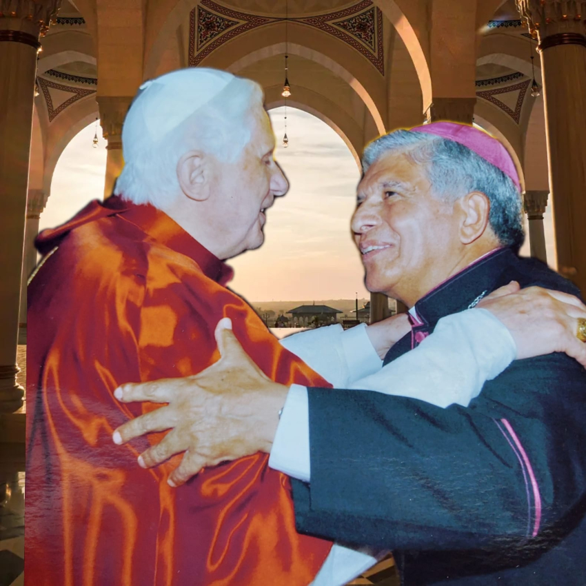 El Papa Benedicto XVI y Monseñor Ulloa en uno de sus encuentros.