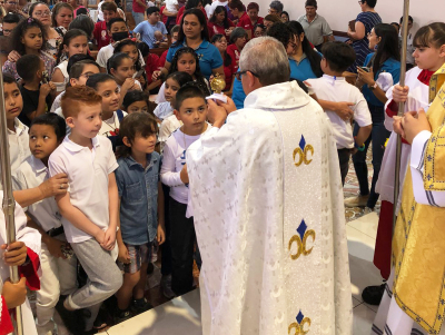 Decenas de niños de la comunidad veneraron las reliquias de los santos pastorcitos.