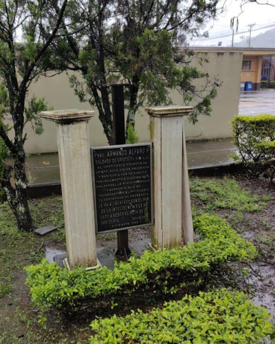 El busto estaba instalado en la entrada principal del templo.