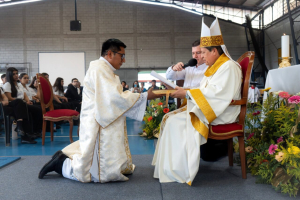 Entrega del libro de los evangelios al nuevo di&aacute;cono.