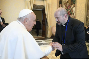 El Padre Jafet Peytrequín saludó al Papa Francisco.