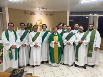 Los futuros presbíteros junto a sacerdotes formadores y su obispo Mons. José Rafael Quirós Quirós.