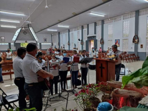 El Rezo del Niño “oficiado” en La Mansión de Nicoya estuvo animado por una guitarra y un coro.