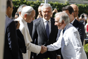 El Papa Le&oacute;n a su llegada al Policl&iacute;nico Gemelli, de Roma.