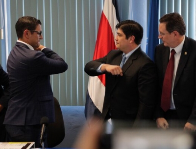 El presidente Carlos Alvarado junto al Ministro de Salud Daniel Salas y el Presidente de la CCSS Román Macaya.