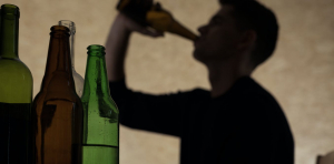 Parroquia invita a ayudar para que alcohólicos superen adicción