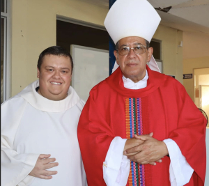 El nuevo diácono Luis Carlos Córdoba y su obispo Mons. Javier Román.