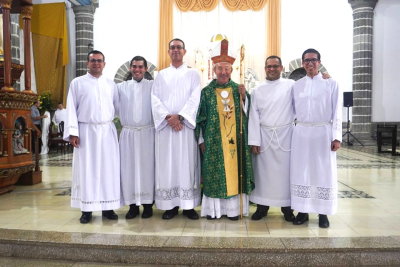 Los futuros sacerdotes junto a su obispo Monseñor Bartolomé Buigues.