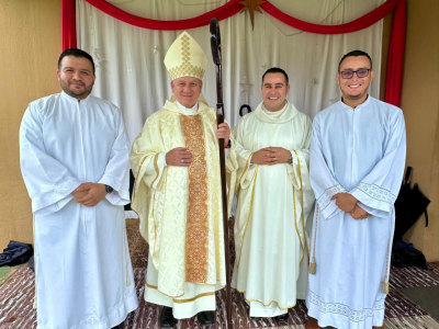 Jorge y Keiner, de blanco, junto a Mons. Mario Quir&oacute;s y el Padre Ignacio Torres de la Misi&oacute;n Diocesana Chirrip&oacute;.