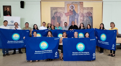 Parroquias y agrupaciones católicas recibieron la Bandera Azul