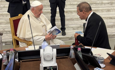 Monseñor Javier Román entregó un ejemplar del libro de Floribeth Mora al Papa Francisco.