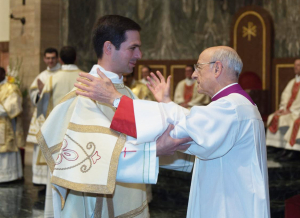 Saludo del prelado del Opus Dei, Mons. Fernando Ocáriz, al nuevo diácono.