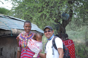 Marvin Vásquez sirvió en Kenia, África. En la foto, aparece él en la zona pastoral de Namanga, junto a una de las jóvenes Masaai, de la parroquia de Mailitisa.