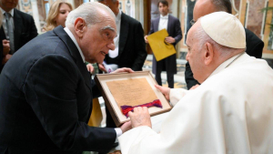 Scorsese creció en un hogar devotamente católico, incluso fue monaguillo. Aquí en un encuentro reciente con el Papa.