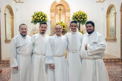 De izquierda a derecha, los nuevos diáconos: Jorge Eduardo Amador, Omar Daniel Calderón, Efrén Adrián Quirós, Adiel Jesús Mora y Álvaro Luis Yataco.