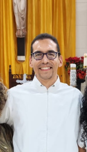 Ernesto afirma que su vocaci&oacute;n es un regalo de Dios. En la imagen junto a familiares.
