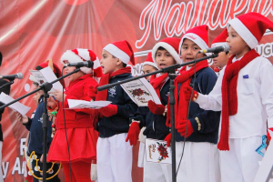 Los niños cantan canciones navideñas durante las Posadas.